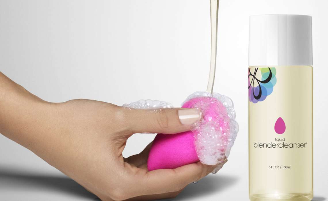 Hand rinsing beautyblender